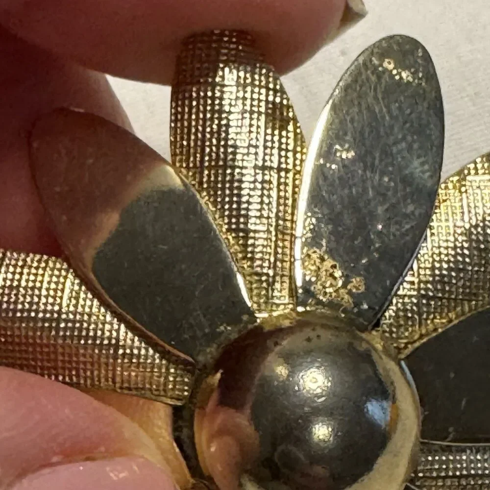 Sarah Coventry Signed Gold Tone Flower Brooch Pin Metal 2 in Mid Century Modern